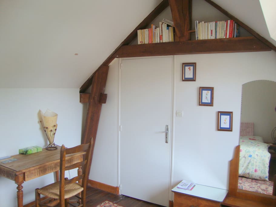 bibliothèque dans la chambre avec table et coiffeuse