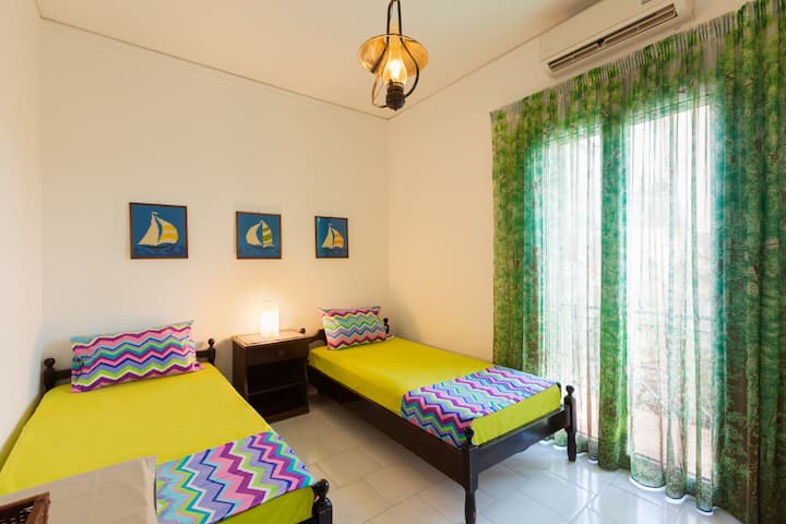 Habitación de nuestra cama individual con el pequeño balcón y aseo privado.
