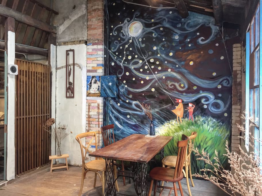 星辰房間外咖啡廳空間,位於二樓,夜間可當做自己的客廳~