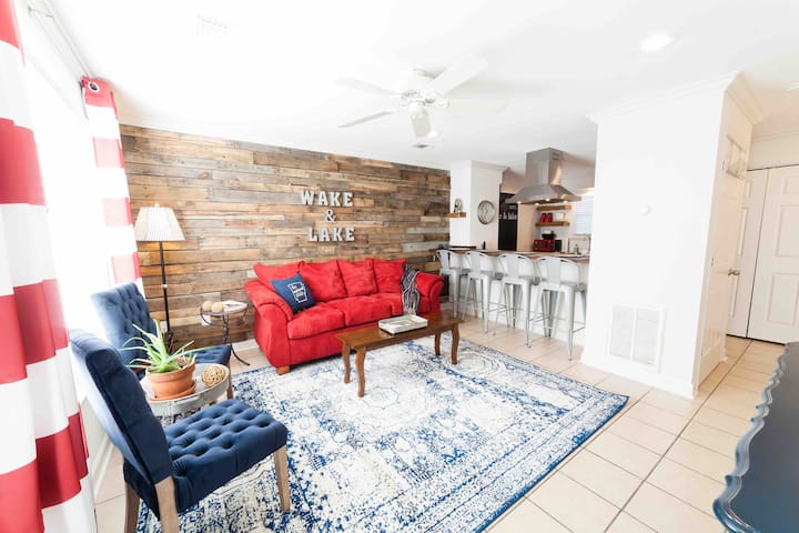 Come unwind here! Our living room is comfortable, cute and functional. From picture window watch ducks play on the water; or stream Netflix from the 40 inch flat screen. The couch doubles as a full sleeper sofa