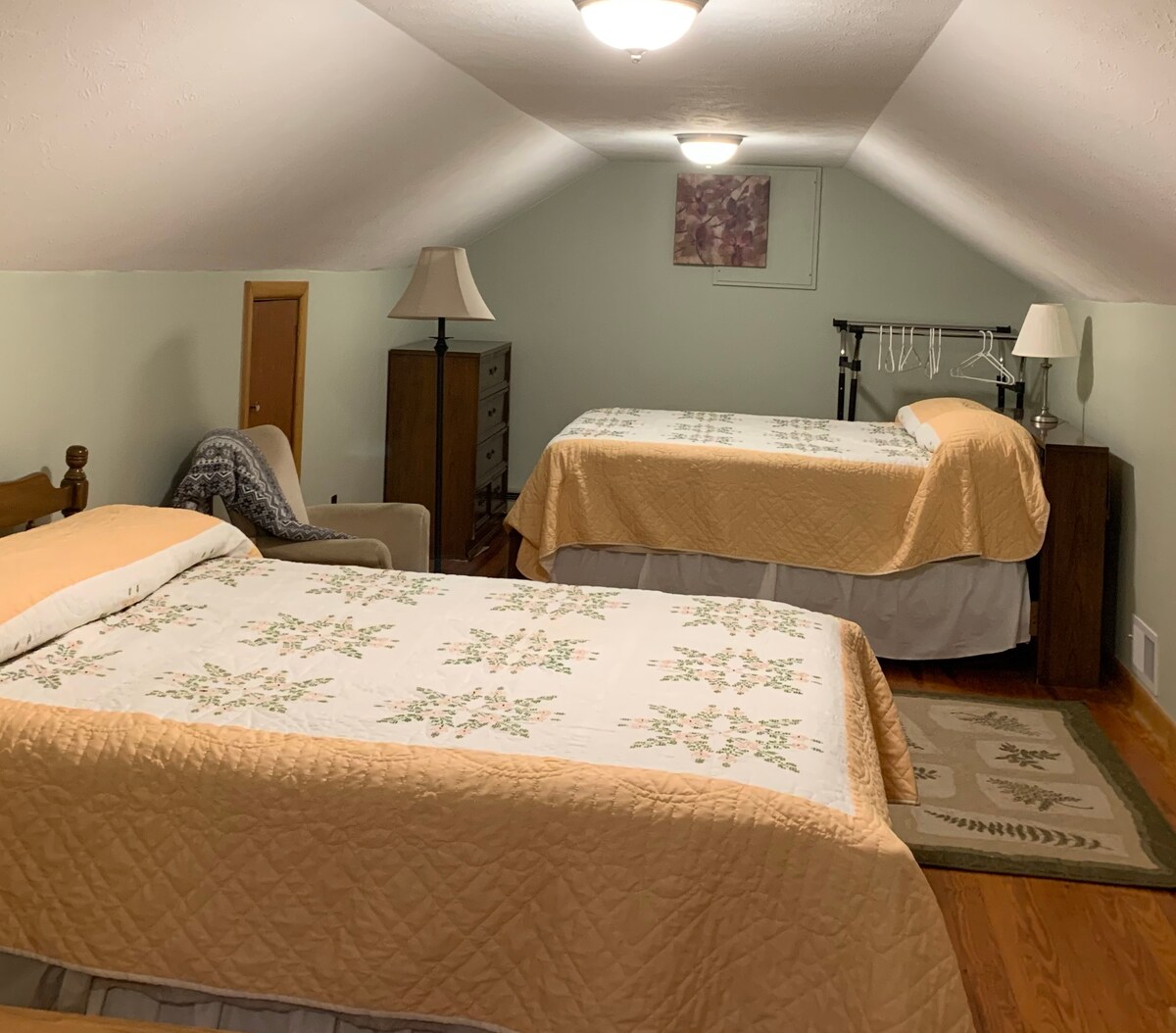 楼上宽敞的卧室，配有两张双人床， 3号卧室