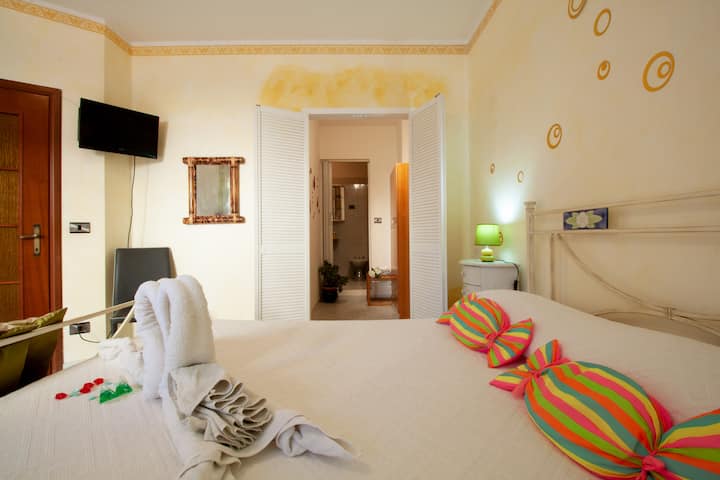 غرفة مزدوجة مكيفة الهواء مع حمام خاص. مساحة واسعة لخزانة الملابس. كاملة مع كل الراحة. 