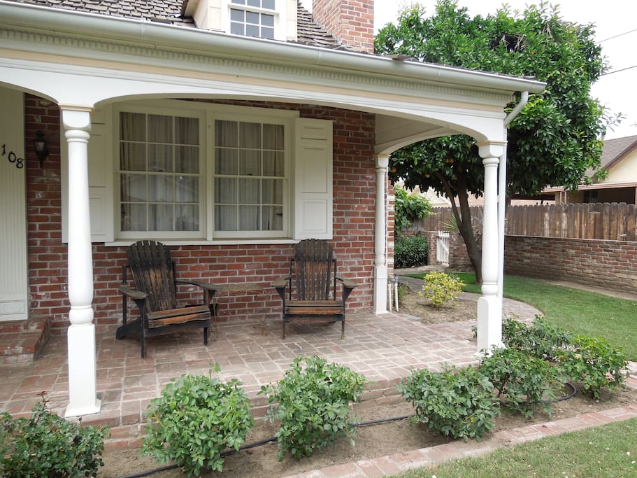 Great front porch for enjoying the eveni.ngs