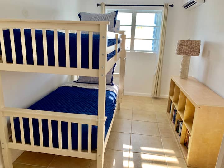 dječja soba s 3 kreveta na kat