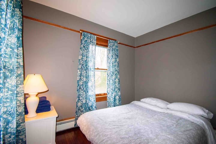 ห้องนอน #5 เข้าถึงได้ผ่านห้องนอน #2 และไม่มีประตู  เหมาะสำหรับครอบครัวที่พักกับเด็กเล็กและ  ห้องนอน #5 มีฟูกนอนซึ่งค่อนข้างสะดวกสบาย (ลงประกาศเป็นโซฟาเบดเพราะ Airbnb ไม่มีตัวเลือก "ฟูกนอน ")