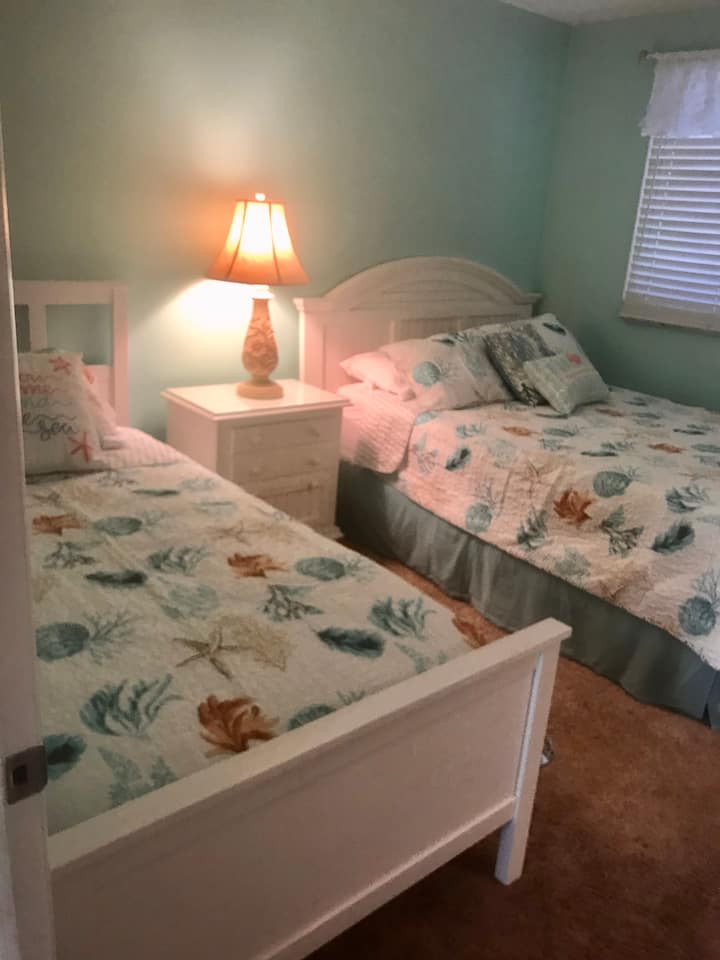 ห้องนอนเตียงควีนไซส์ 1 หลังและเตียงเดี่ยว 1 หลัง 