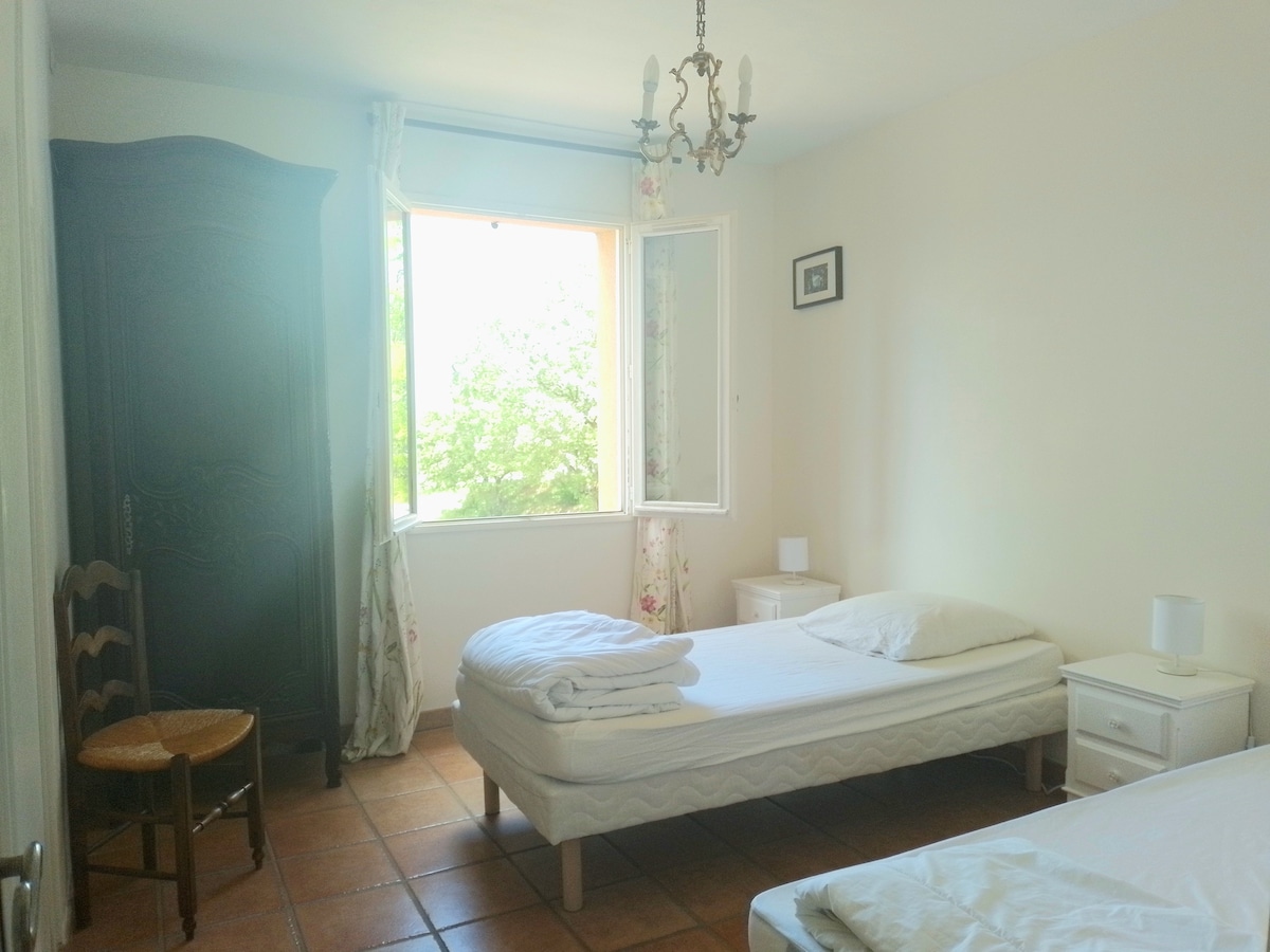 Habitación oeste. 2 camas de 90 cm que se pueden acercar 