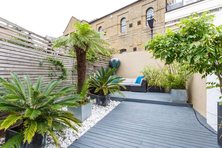 Relax in Tropical Garden in an Architecturally Designed House in the South Bank