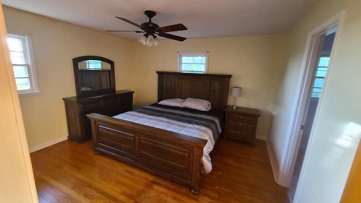 Dormitorio principal con cama tamaño king y baño adjunto.