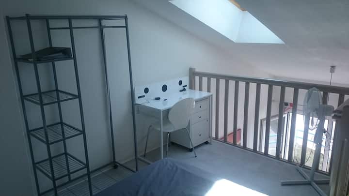 wifi stôl so závesným priestorom