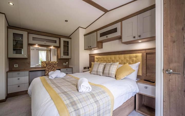 חלומות מתוקים - חדר השינה הראשי עם סוויטה צמודה , טלוויזיה חכמה ומייבש שיער, כל המצעים והמגבות שסופקו.