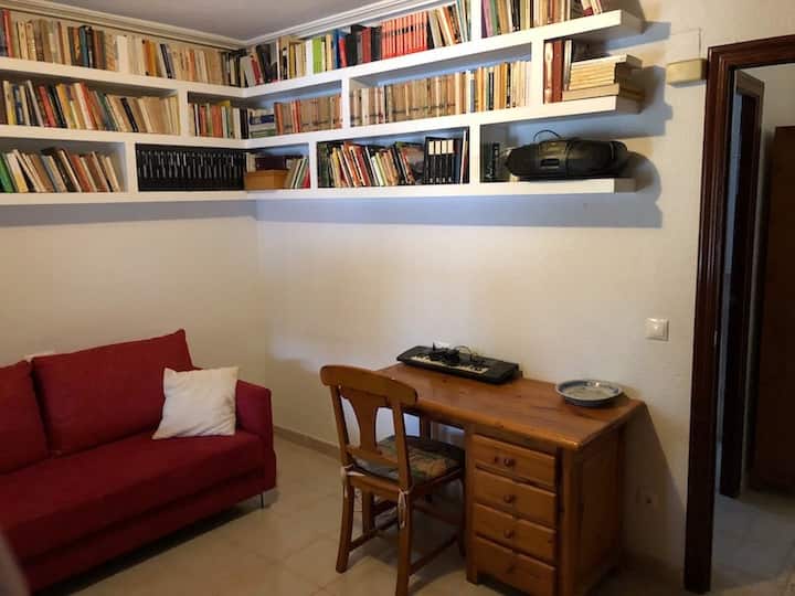 ห้องนอนชั้นล่างมีโต๊ะทำงาน