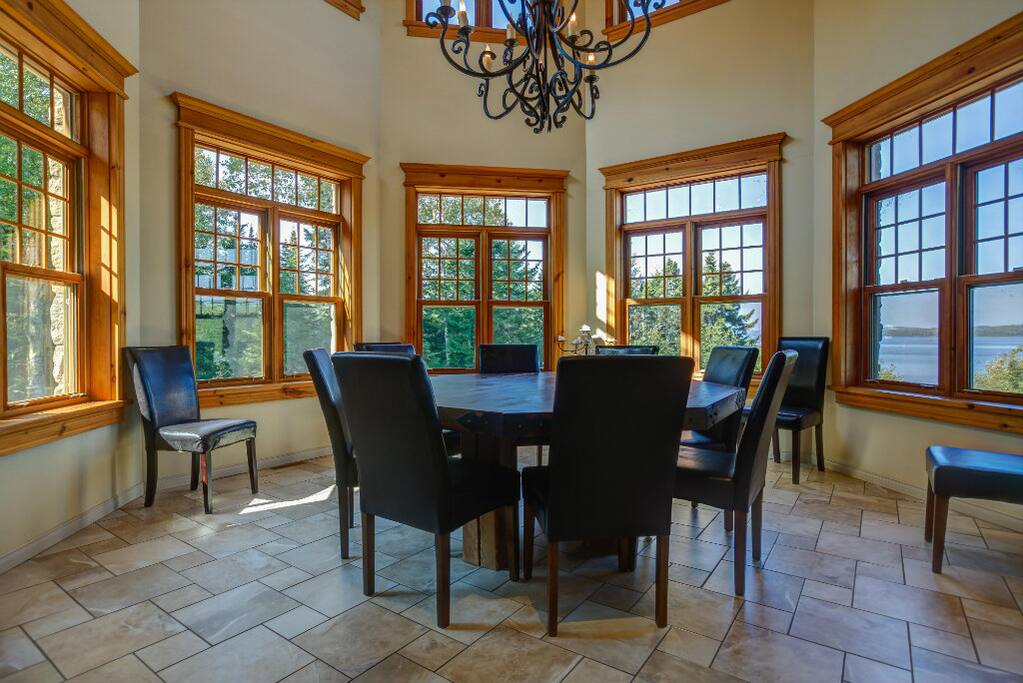 Salle à manger avec vue panoramique sur le lac