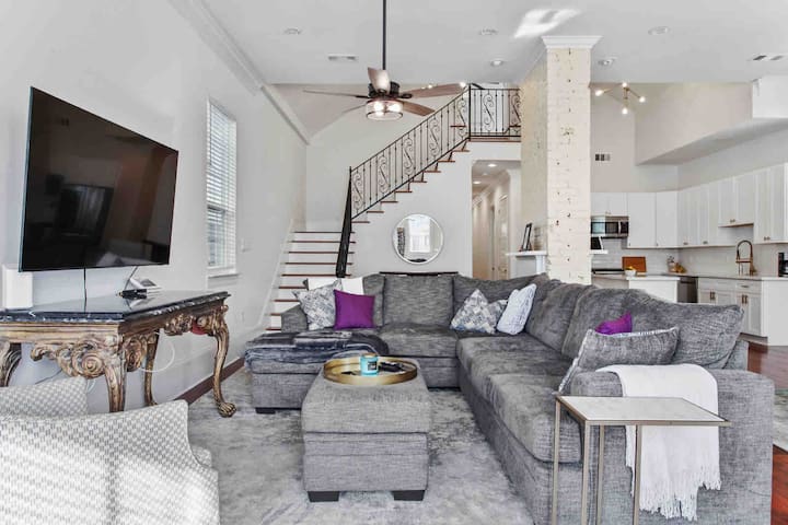 Tchop House, Walkable to Amazing Restaurants!