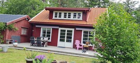 Cozy guesthouse by idyllic pond.