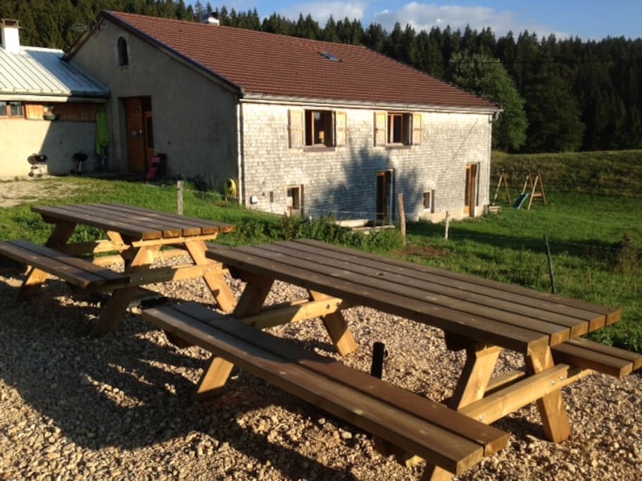 Vue sur les tables pique-nique