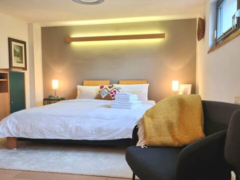 Studio! King Size Bed Highway Parking