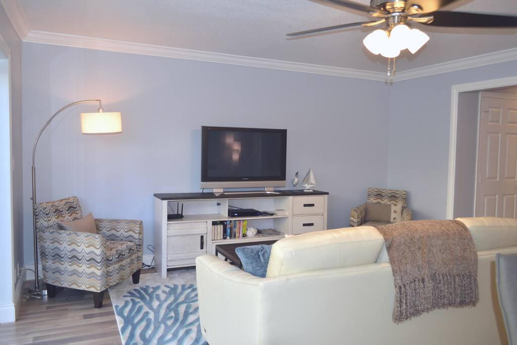 Living Area w/ Lg screen TV, WiFi, Cable & DVR