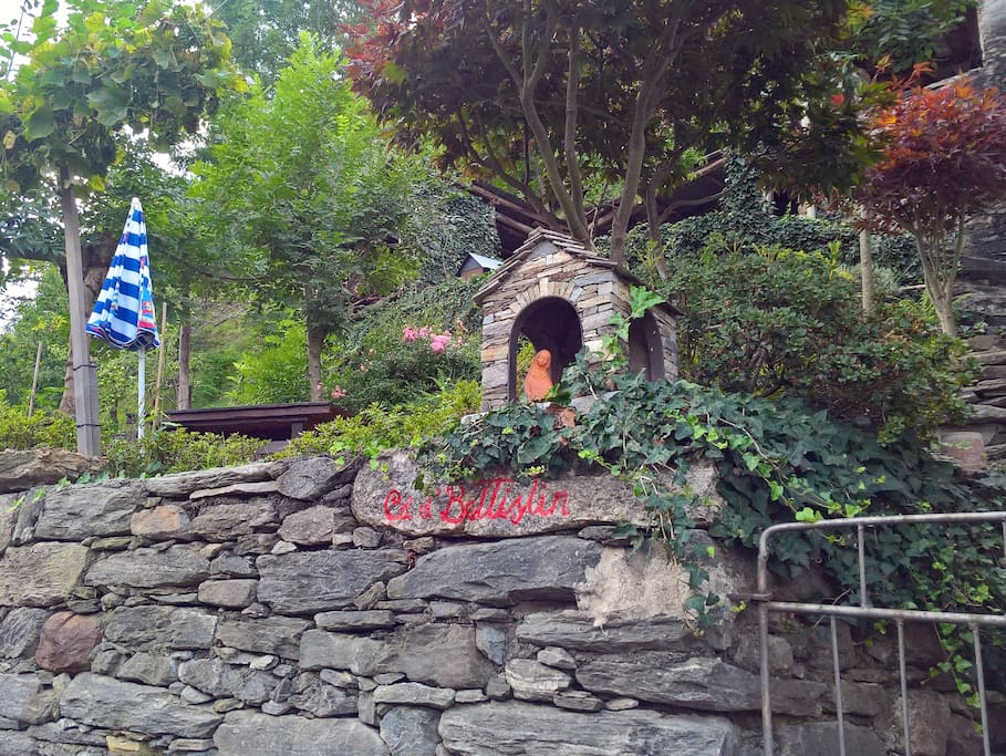 Ingresso sulla strada comunale (Entrance on the local road)