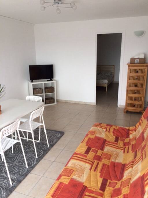 Salon/salle à manger avec télé et internet (fibre)