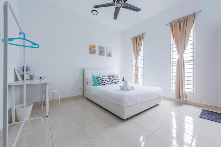 Მთავარი საძინებელი 152 × 203 სმ საწოლით