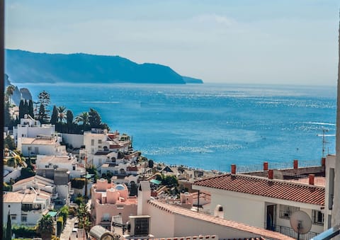Amazing views, pool and parking at Bijou apartment