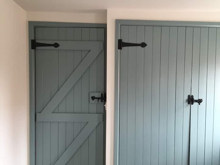 Dhoma e dytë e gjumit teke - Kati i parë - Gardërobë