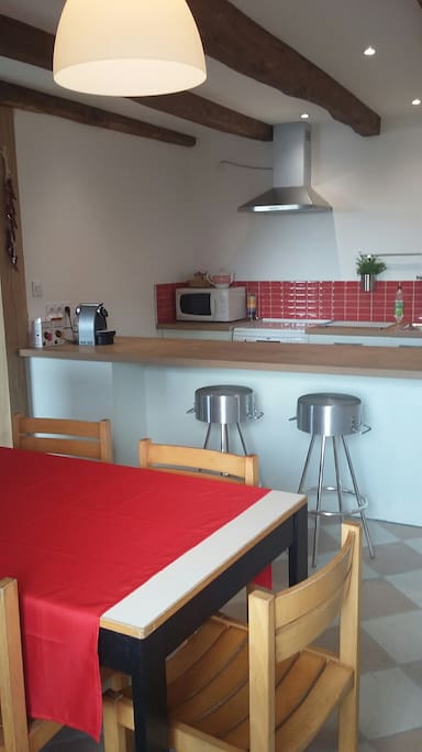 Cuisine moderne avec four micro onde, gazinière, frigo, four, machine à café...