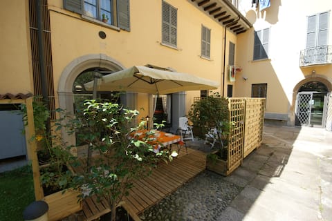 Proprietà Airbnb di successo: Cortile Medievale A6 flat downstairs + outer space a Cannobio