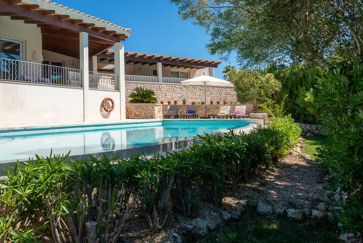 House ample and luminous, swimming pools