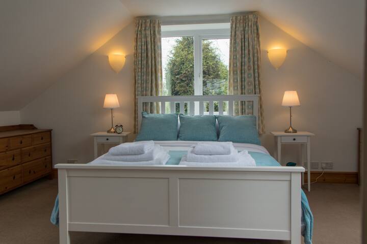 Bedroom with Kingsize Bed