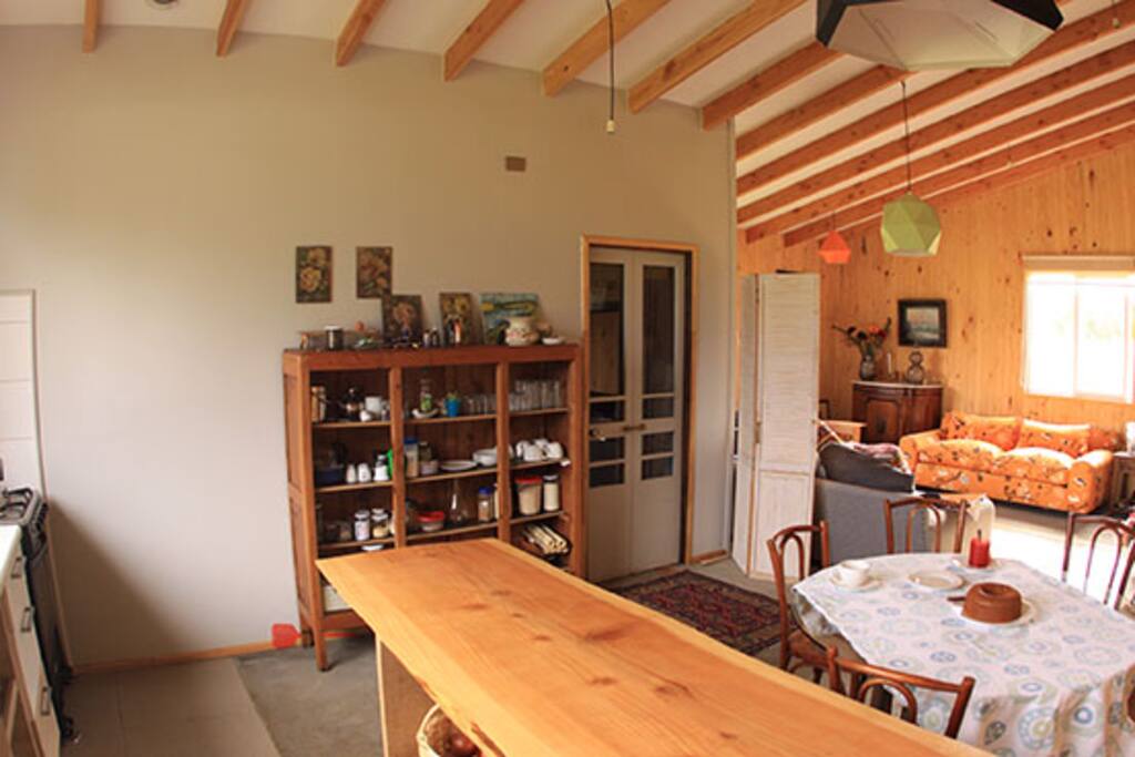 Cocina incorporada a espacio principal.
Completamente equipada.