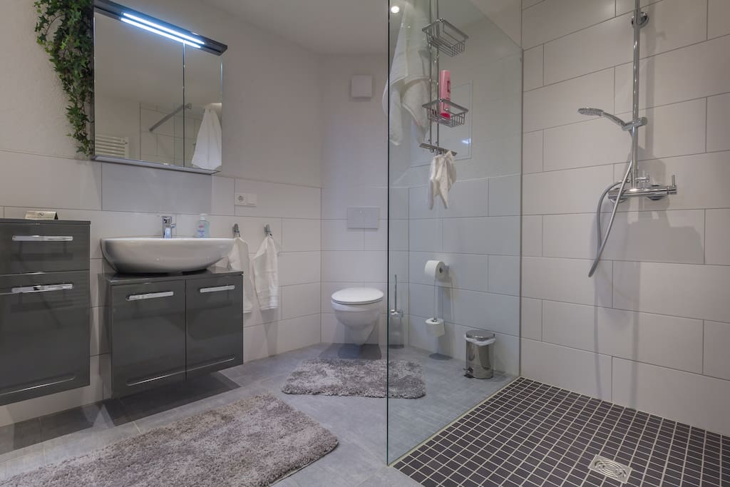 Badezimmer mit ebenerdiger Dusche