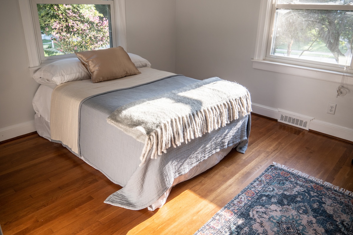 Спалня с източно изложение и нов матрак с двоен размер.
