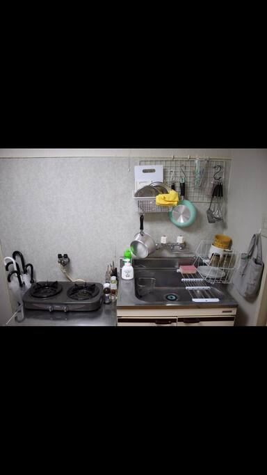 「料理を作るのに台所道具、台所用品、ガラス用品、鍋、釜をご自由にお使いください。使用した皿等は、最後洗い全て元の場所に戻してください」
“Feel free to use the cooking utensils, kitchenware, glassware, pots, and pans.We ask you to clean the dishes and place everything back in its original location before you leave.”
