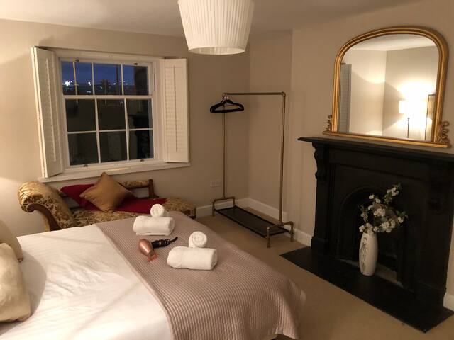 Clontarf Seafront Luxury – Victorian Period House gallery image 3