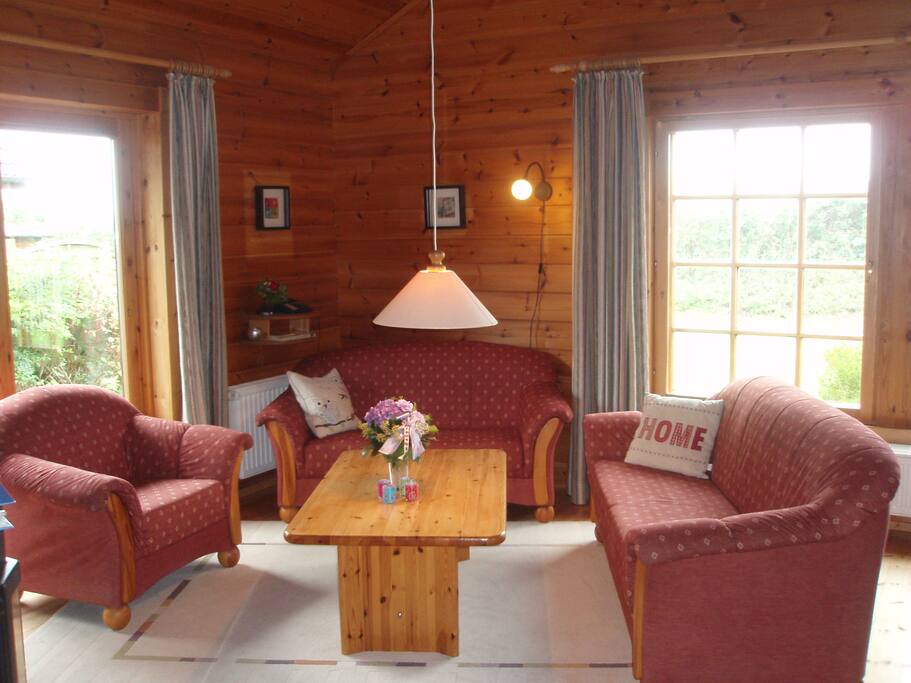 Helles Wohnzimmer mit hoher Decke und angenehmen Raumklima