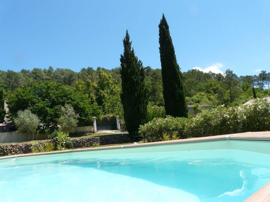 Piscine et vue sur la colline