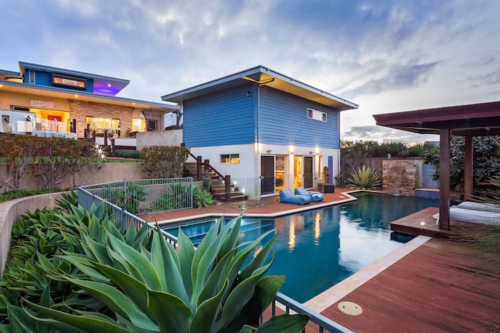 Fragrant Harbour – pool, log fire & ocean views!