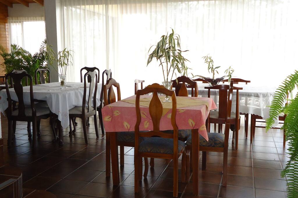 La vista hacia los valles desde el comedor con grandes ventanales.