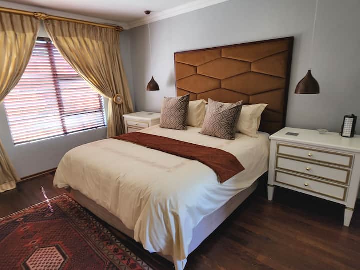 El dormitorio principal cuenta con una cama tamaño «queen», TV propia y baño privado para mayor comodidad.