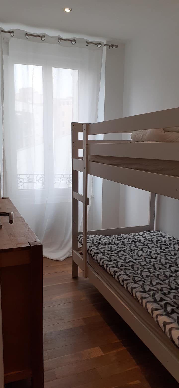 غرفة بسرير بطابقين 