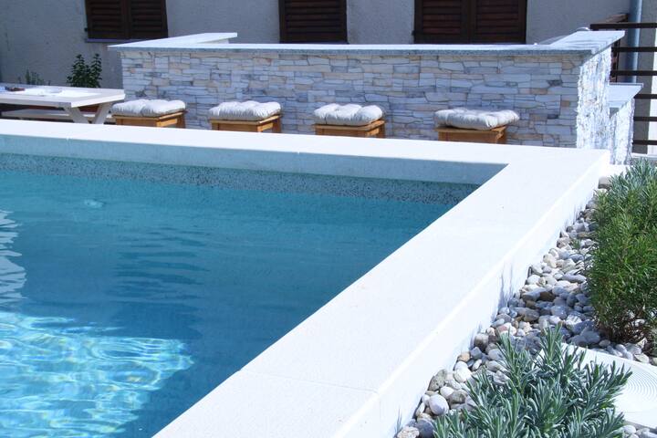 Comfortable 2BDR + 2 BTHR Pool&Hot tub