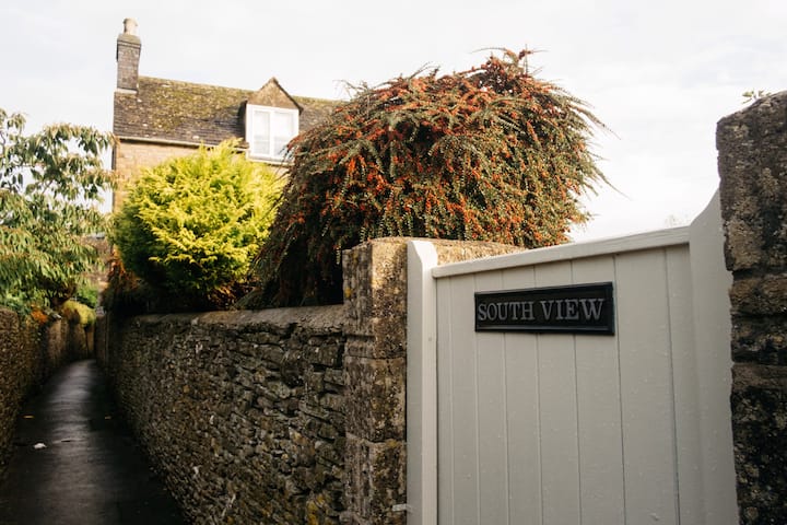 Pretty Detached cottage Stow on the Wold Cotswolds