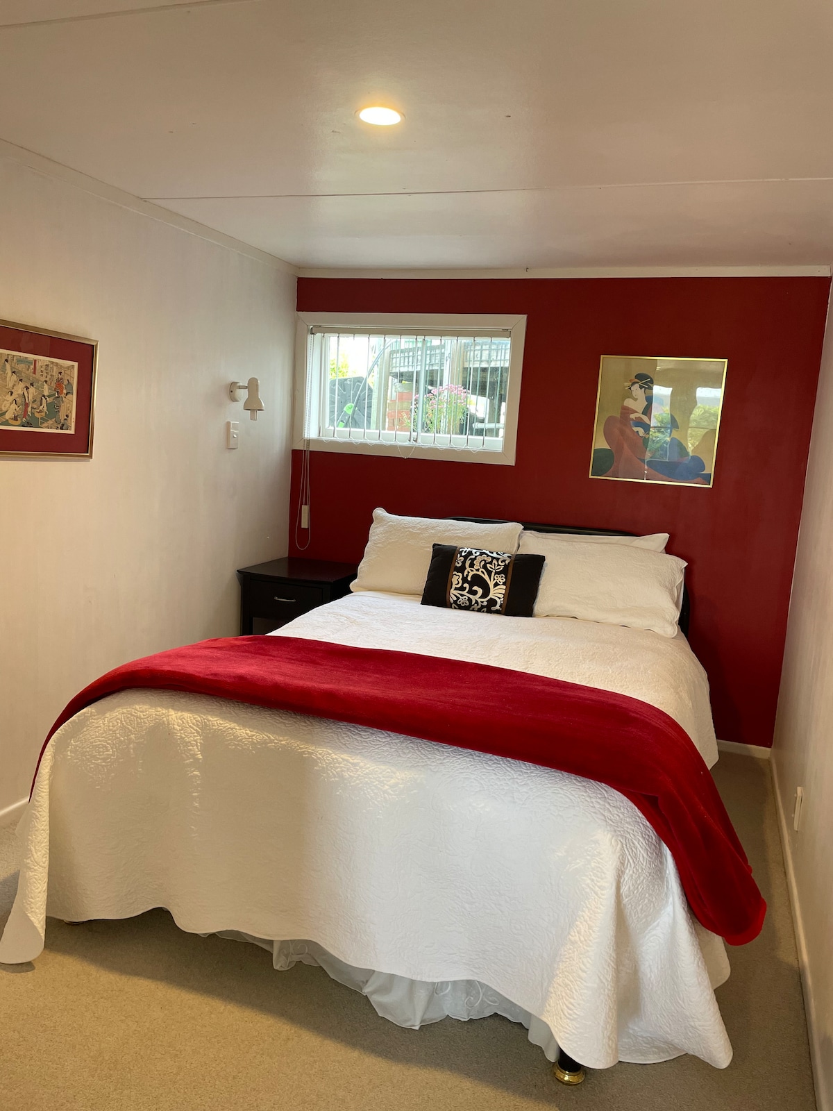 Ovo je bračni krevet s garderoberom .