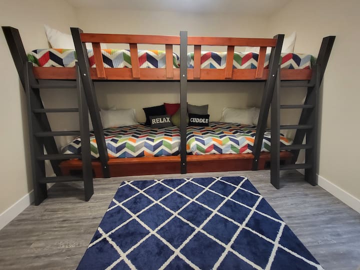 ქვედა დონე: 5‑ადგილიანი საძინებელი ოთახი ორიარუსიანი საწოლითა და ცალკე სააბაზანოთი. 4 საწოლი 135×203 სმ (8 ადგილი)