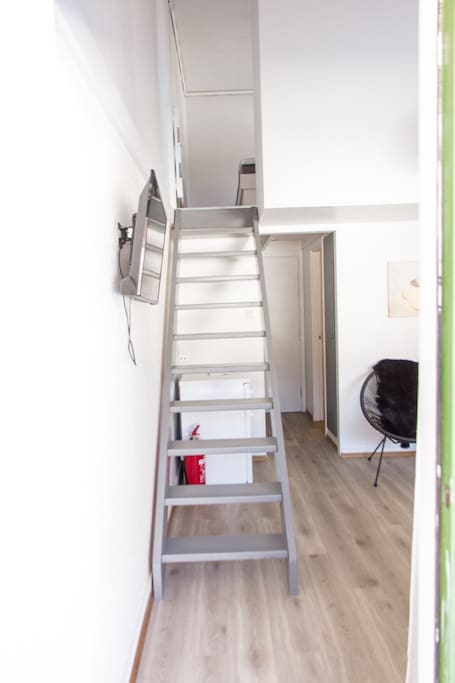Trapp til soverom (Stairs to bedroom)