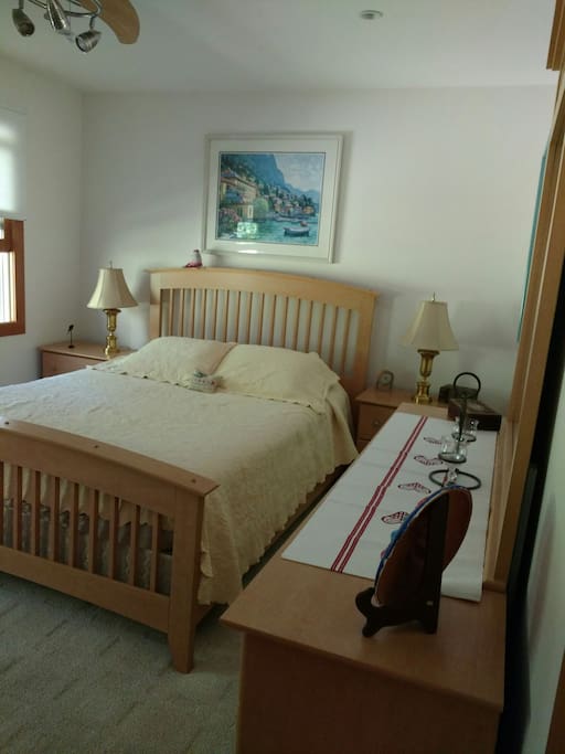 Bedroom with queen sized mattress