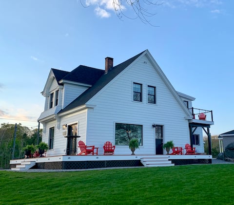 Waterfront -Harbor View Landing -The Bluffs house - 2nd Floor ONLY