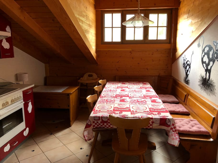 Très grande cuisine avec coin bureau pour enfants